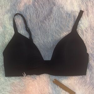 SKIMS  Black wireless T shirt semi bra onyx new